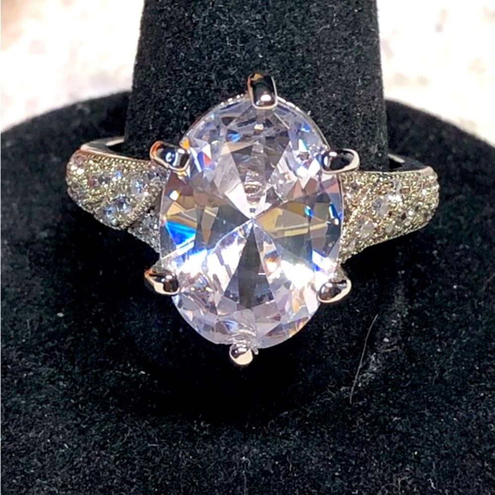 Wow!Large oval ring with Victorian shoulders , engagement style ring Nwot